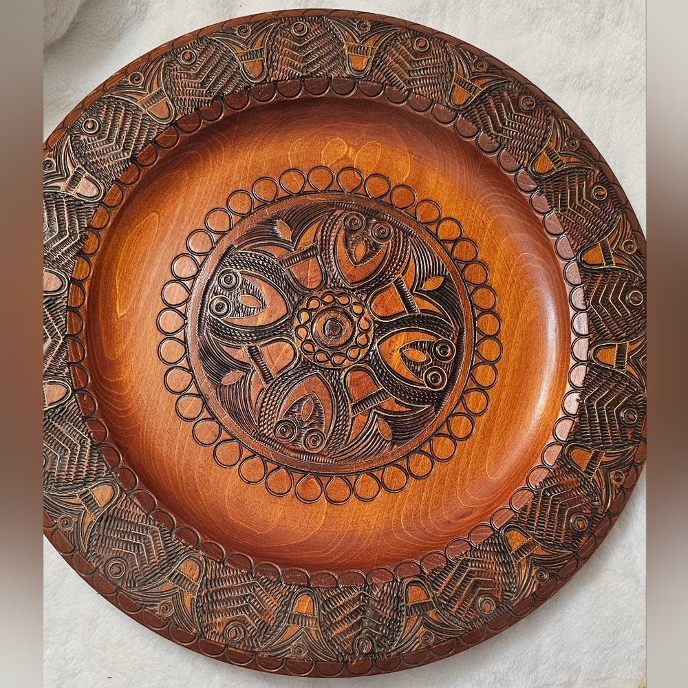VINTAGE ROUND HAND CARVED WOODEN PLATE